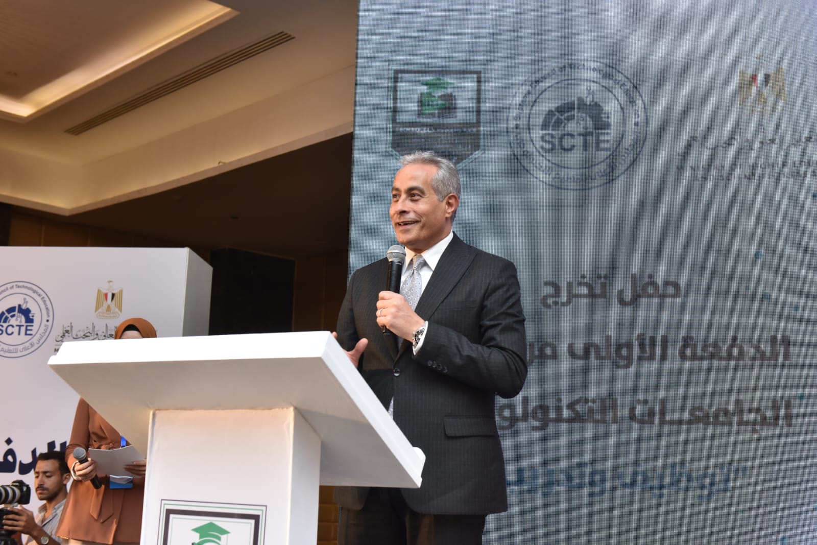 وزير القوى العامله 